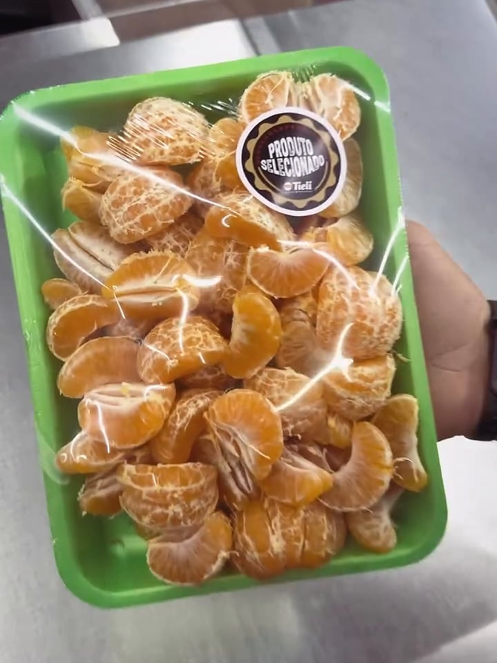 Bandeja de mexerica em gomos com o selo Produto Selecionado TIELI