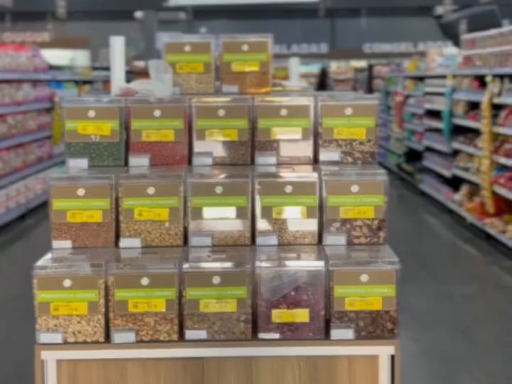Ilha de produtos a granel em um corredor de loja TIELI