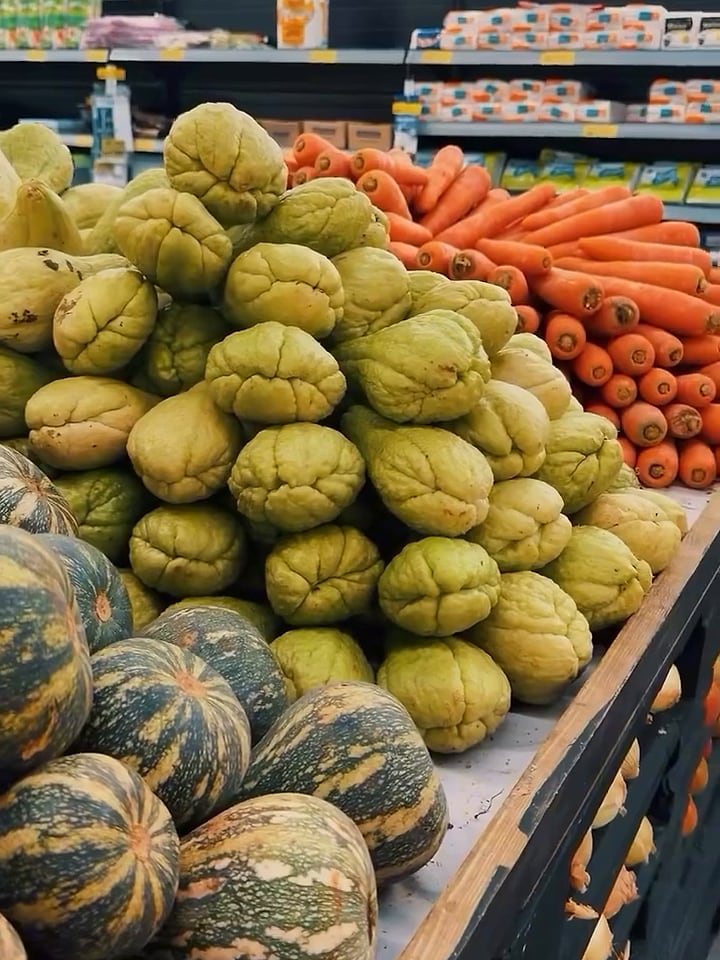 Banca de chuchu, cenoura e abóbora no hortifruti de uma loja TIELI