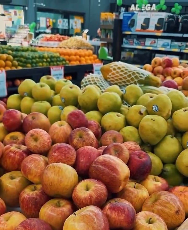 Banca de maçãs e peras no hortifruti de uma loja TIELI